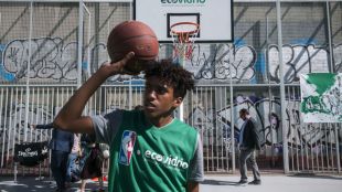 La primera pista de baloncesto de vidrio reciclado de España está en Madrid