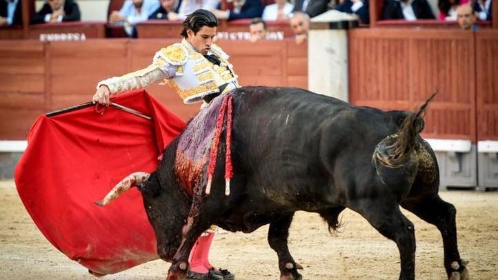 Una de las bernadinas de López Simón a su primer toro
