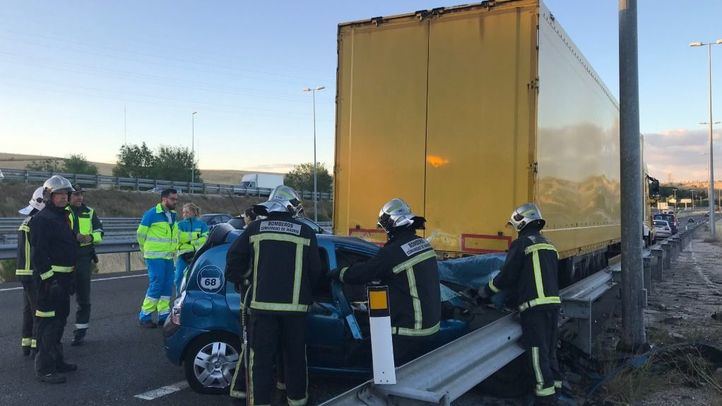 Los servicios de emergencias atienden a los heridos en el accidente mortal en la M-50.