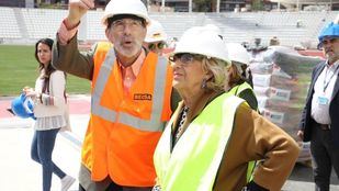 Carmena ha visitado este viernes las instalaciones acompañada por el director de Deporte en funciones, Javier Odriozola.