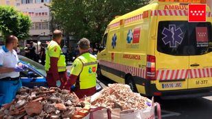 Sanitarios del Summa 112, en la calle en la que ha sucedido el atropello.
