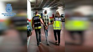 Momento de la llegada a comisaría de uno de los detenidos por los agentes.