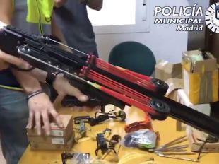 Detenido un hombre por fabricar y vender navajas automáticas y tiragomas