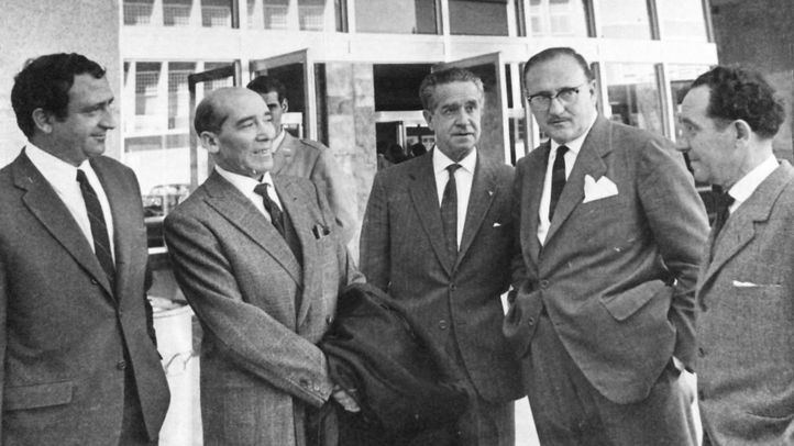 Justo Alonso (izquierda) y Fernando Collado (primero derecha) recibiendo en Barajas al dramaturgo Alejandro Casona (segundo por la izquierda)