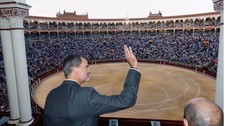 Felipe VI saluda a los espectadores de la corrida de Beneficencia que presidió en el Palco Real.