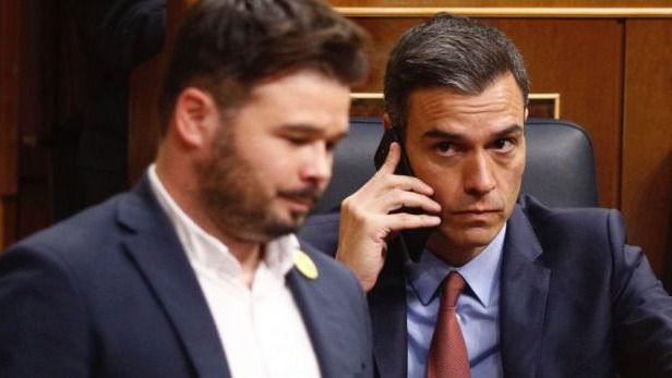 Gabriel Rufián, de ERC, junto a Pedro Sánchez en el Congreso.