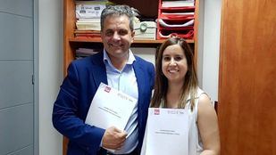 Ramón Jurado, el ya nuevo alcalde de Parla, junto Leticia Sánchez, de Unidas Podemos.