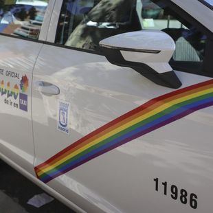 El taxi cambia por el Orgullo su banda roja por una arcoiris