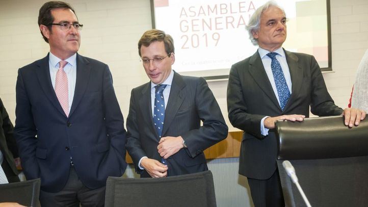 El presidente de la CEOE, Antonio Garamendi; el alcalde de Madrid, José Luis Martínez-Almeida, y el presidente de CEIM, Miguel Garrido.