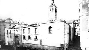 La iglesia de Santa María de la Almudena durante su demolición