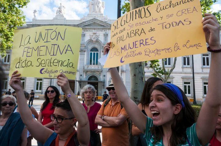 Un grupo de personas se ha manifestado frente al Tribunal Supremo tras conocerse la sentencia a 'La Manada'.
