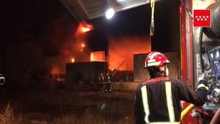 11 dotaciones de Bomberos se han personado en el incendio.