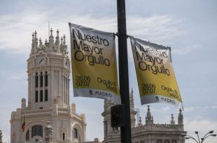 El Ayuntamiento elimina de las farolas una parte de la campaña del Orgullo