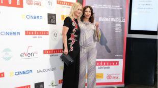 Cifuentes reaparece en el estreno de un documental de Isabel Gemio