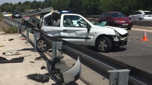Una anciana, crítica al quedar atrapada en su coche