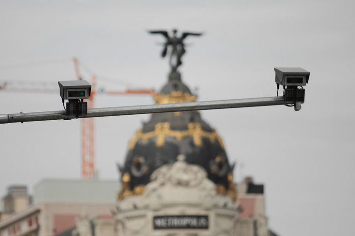 Cámaras de seguridad para controlar el acceso a Madrid Central en la calle Alcalá.