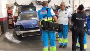 Los sanitarios en el taller donde ha fallecido el mecánico en el acto.
