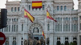 El Ayuntamiento de Madrid, como pidió Vox, despliega una bandera de España