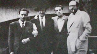 Blas de Otero (segundo por la derecha), con Luis Castresana, Pío Fernández y Rafael Morales alrededor de 1965.