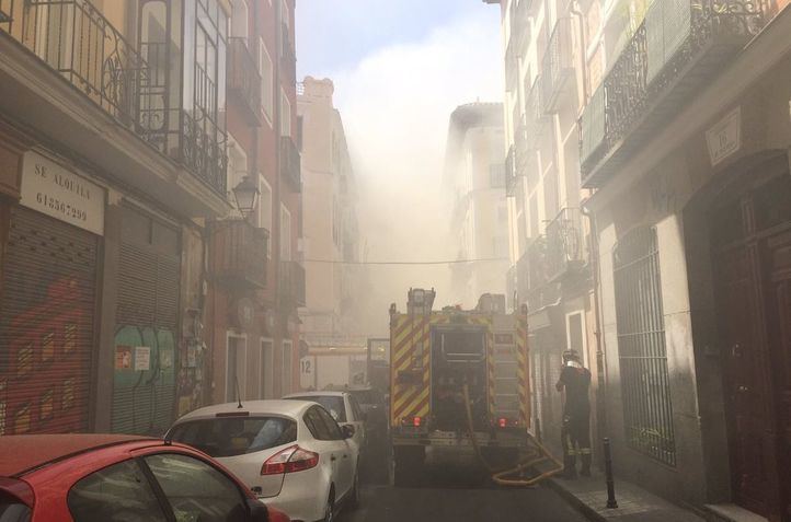 Desalojado un edificio por un incendio que deja un herido