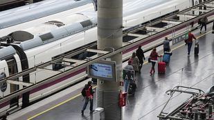 Un joven en silla de ruedas cae a las vías en Atocha al arrancar el AVE del que salía