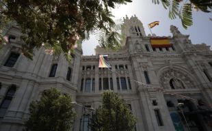 Una arcoíris y doce rojigualdas: PP y Cs desplazan a la izquierda la enseña LGTBi