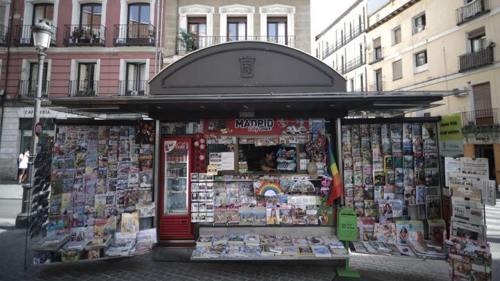 Kiosko de prensa en la plaza de Antón Martín.