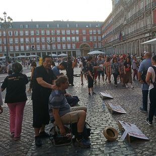 Los masajistas ilegales, preparados para hacer su agosto