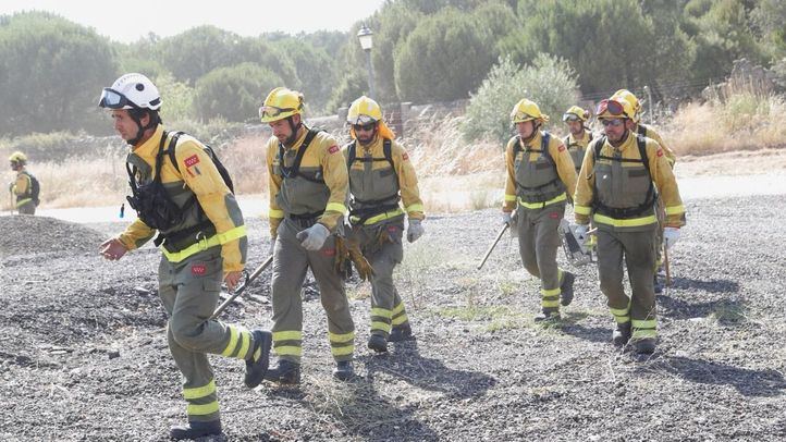 Los Bomberos de la Comunidad de Madrid no dan por controlado el incendio.