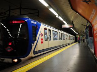 Detenido tras pasearse con dos cuchillos por la estación de Metro de Vista Alegre