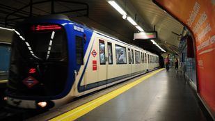 Andén vacío de una estación de la línea 5.