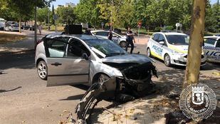 El coche del detenido, tras el accidente.