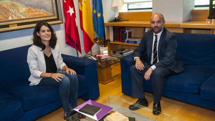 Isa Serra (Podemos) y Juan Trinidad (el presidente de la Asamblea, de Cs), en la reunión mantenida este lunes, dentro de la ronda de contactos de cara a la investidura.