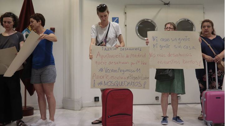 Vecinos de Argumosa 11 y compañeros de Bloques en Lucha han intentado reunirse con concejales del ayuntamiento de Madrid en el edificio de grupos municipales