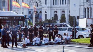 Activistas de Greenpeace bloquean la calle Alcalá