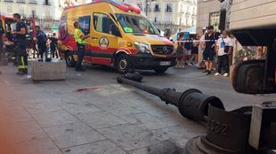 Herida grave tras ser caerle encima una farola de la Puerta del Sol