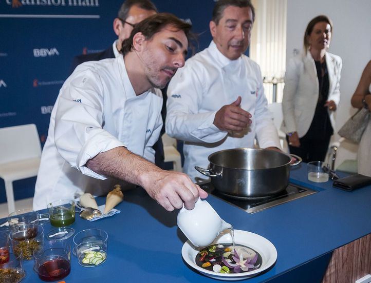 Jordi Roca descubre el logo de BBVA en el fondo de un plato al añadir una sopa caliente que cambia de color el plato donde se sirve.