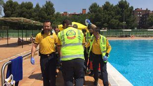Sanitarios del Samur-Protección Civil atienden a un hombre en la piscina de Orcasitas.
