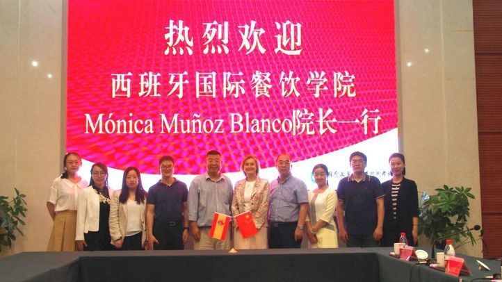 Al frente del proyecto se encuentran María Li Bao, empresaria dedicada al mundo de la hostelería desde hace más de 30 años, y Mónica Muñoz, empresaria del mundo de la comunicación en el ámbito agroalimentario