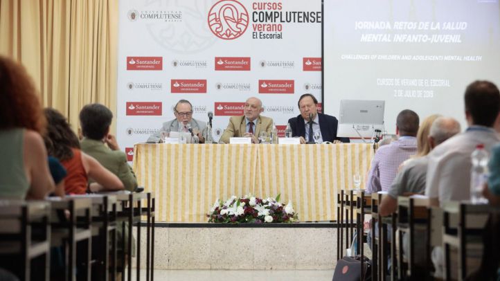Mesa inaugural en la que han intervenido Rodrigo Gutiérrez, director general de Ordenación Profesional del Ministerio de Sanidad, Heliodoro Carpintero, presidente de la Academia de Psicología de España, y Alfredo Santos, presidente de Ginso.