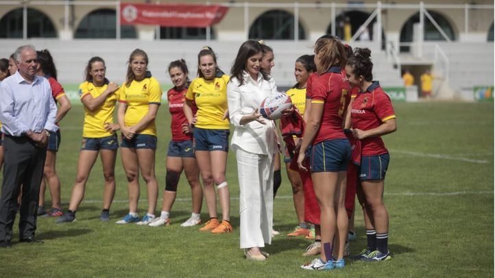 La reina Letizia asiste al entrenamiento de la selección nacional femenina de rugby 7