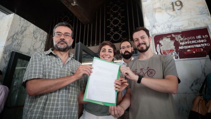 El recurso lo han presentado Paco Segura, portavoz de Ecologistas en Acción, Adrián Fernández, responsable de la campaña de Movilidad en Greenpeace España, Jaime Doreste, abogado redactor del recurso, y Lorena Ruiz-Huerta, ex portavoz de Podemos en la Asamblea de Madrid.