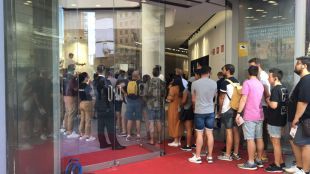 Expectación y largas colas en Gran Vía: abre sus puertas el 'Espacio Huawei'