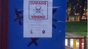 Vecinos de Móstoles cuelgan carteles para advertir de la presencia de veneno en algunas zonas después del fallecimiento de seis perros