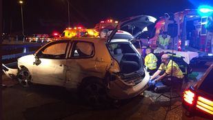 Los servicios de emergencias atienden a los heridos en el accidente en Villa de Vallecas.