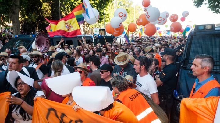 La comitiva de Ciudadanos en el Orgullo es increpada por los manifestantes.