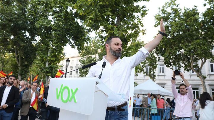 Abascal busca la foto con Casado y Rivera.