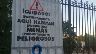 La pancarta fue colocada durante el fin de semana y retirada por la Policía Municipal el lunes.