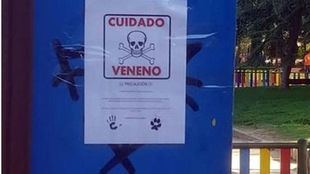 Vecinos de Móstoles cuelgan carteles para advertir de la presencia de veneno en algunas zonas después del fallecimiento de seis perros