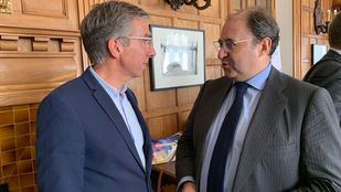 Antonio Béjar (a la derecha), presidente de Distrito Castellana Norte (DCN), junto al primer teniente de alcalde del Ayuntamiento de Santander, César Díaz, en el palacio de la Magdalena, sede de los cursos de verano de la UIMP.